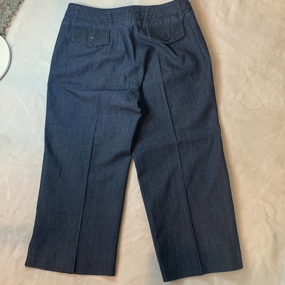 Larry Levine Petite Stretch Denim Capris. Size 4P. EUC. Faux pockets. Cute belt - Picture 5 of 8